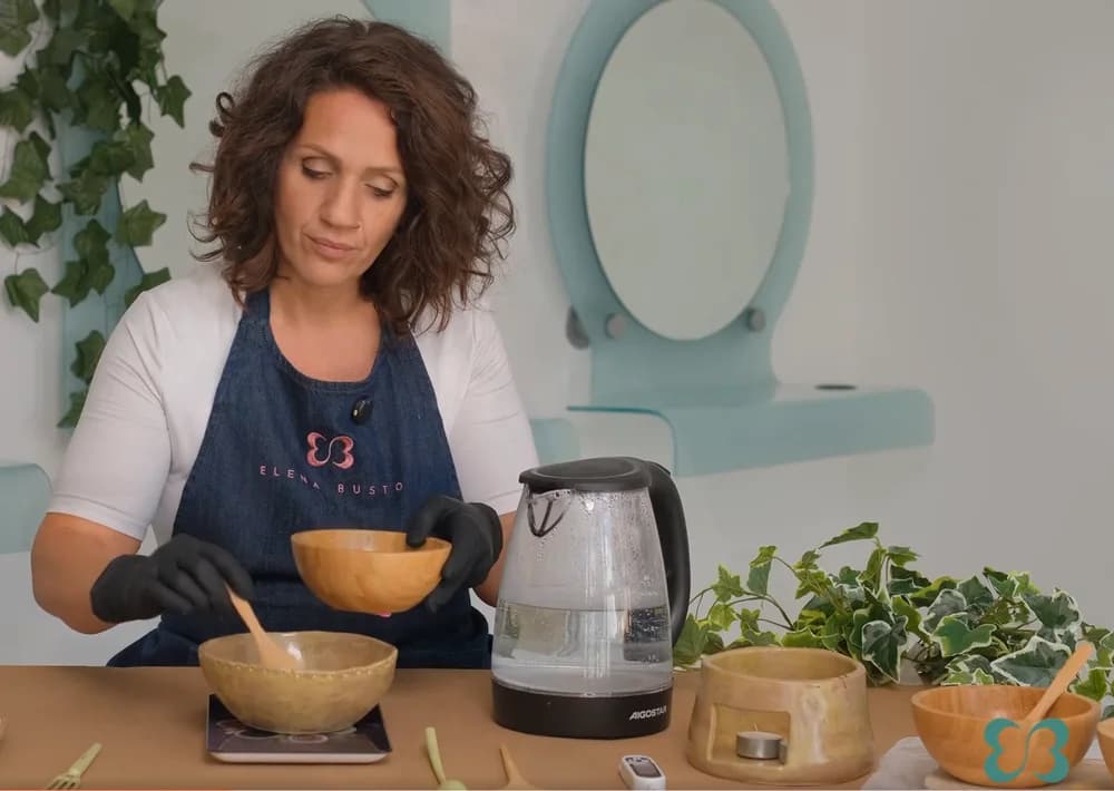 Noemí preparando una mezcla de plantas tintóreas en el salón